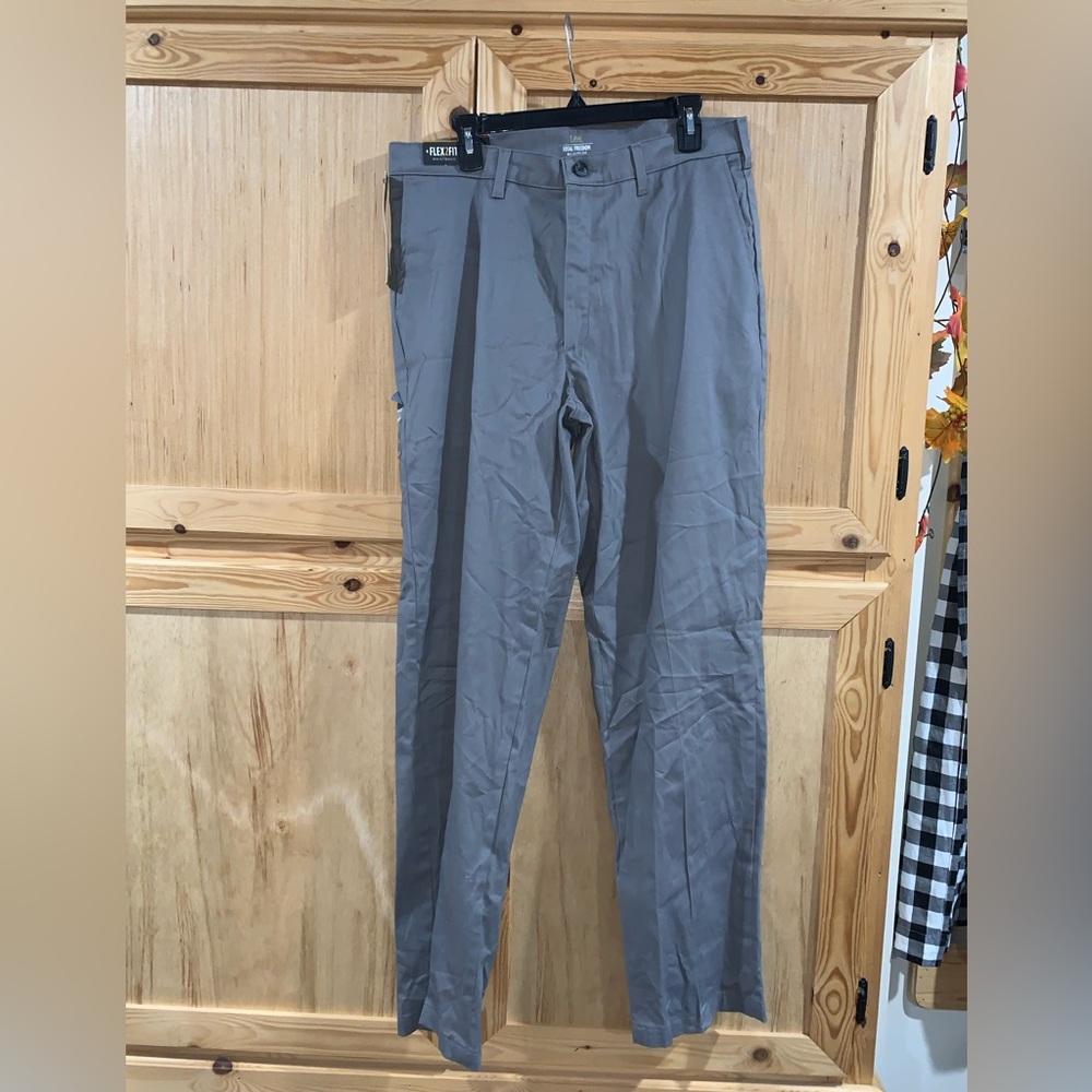Lee total freedom relaxed fit New/w tags gray chino pants size 34 x 34